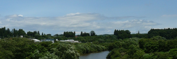 畑がある馬淵川流域の風景