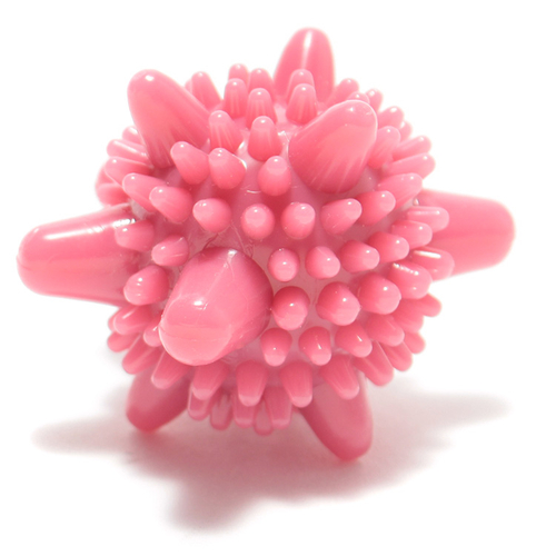 「ハンディボール ピンク」価格：107円／サイズ：Φ4×H5cm／手で握ったり、転がしたりしてマッサージができる、ゴツゴツした形状のボール。