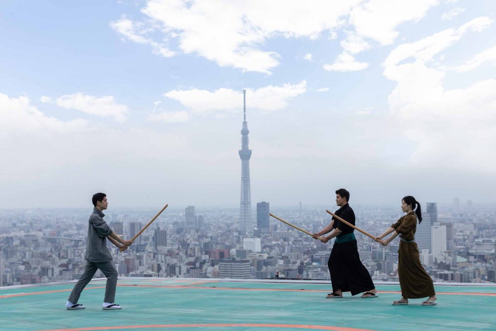 【星のや東京】地上160メートルのビル屋上で剣術稽古!?心身をリフレッシュする「天空朝稽古(てんくうあさげいこ)」開催│期間:2021年6月1日~通年