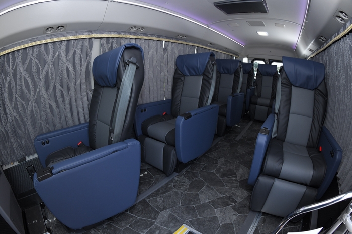 各座席はレザー仕様。専用テーブル、フットレスト、レッグレスト完備で快適な空間をお届けします