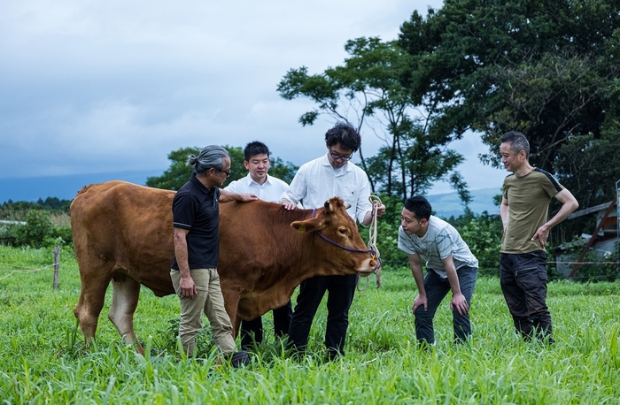 現地を訪れたシェフの菊池(中央)
