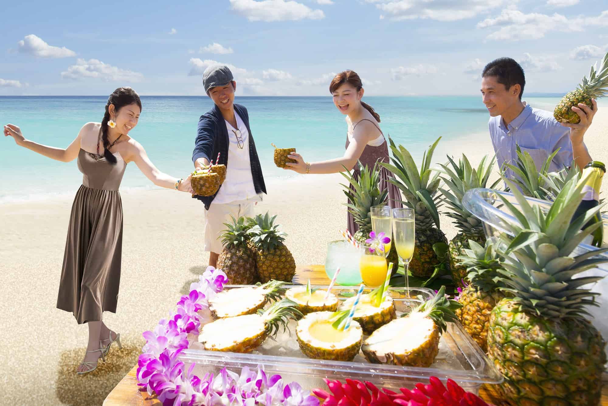 【リゾナーレ小浜島】～ビタミンＣが豊富なパイナップルで乾杯！～日本最南端の海開きを祝うイベント「パイン海開き」を開催｜開催日：2021年3月14日