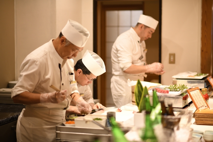 季節の素材をつかった“ひとさら”、職人の丁寧な手しごとを感じる料理を目の前でご用意。