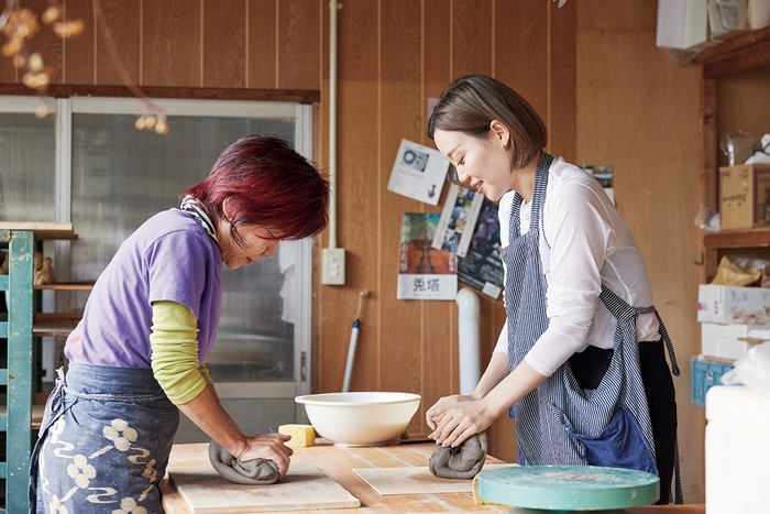 クレイセラピストで陶芸家の猪瀬さんのアトリエで、クレイ(粘土)に触れながら思いのままに作品を作る体験(KANDA　HOUSE)