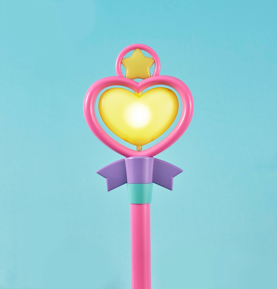 トップのハートは回転＆LED発光ギミックを搭載