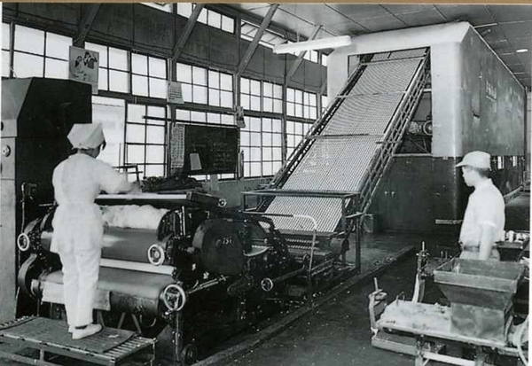 『1963年頃の米菓製造の様子』