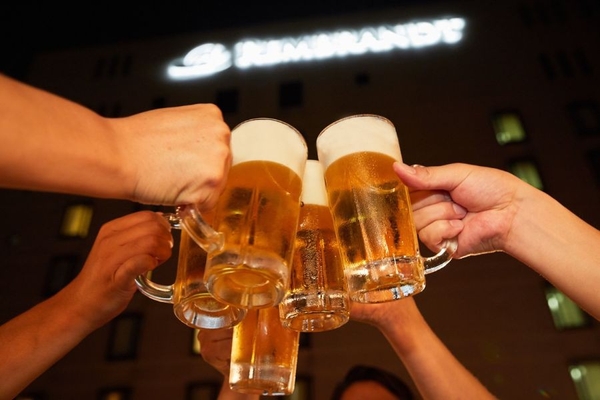 夜空の下で乾杯！