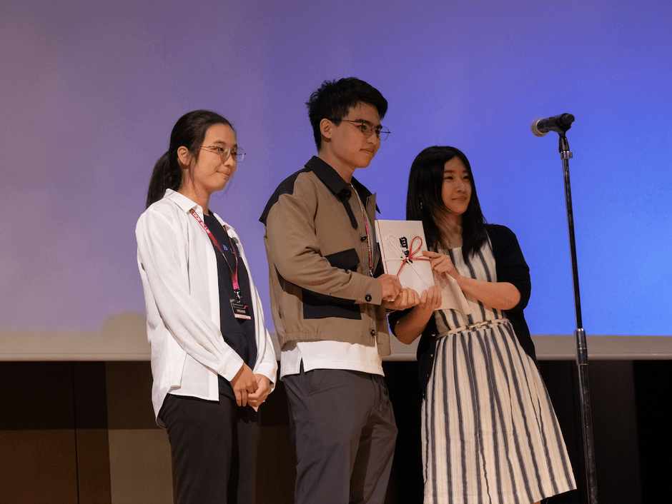 奨励金を授与されたユーシュエン・ルオ氏(左)、ヨンシュー・ヤン氏(中央)と、レビューボード(審査+プレゼンター)の中島 明日香氏(右)