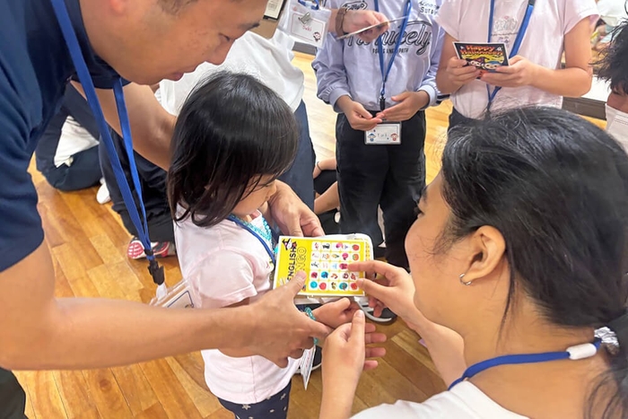 フィリピン人教師と一緒にEnglish BINGOを楽しむ様子