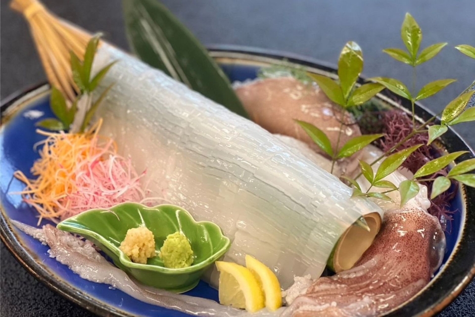 日本海で獲れた白いかを鮮度の高い状態で迅速に旨味を閉じ込めるよう船上にて活け〆/一例