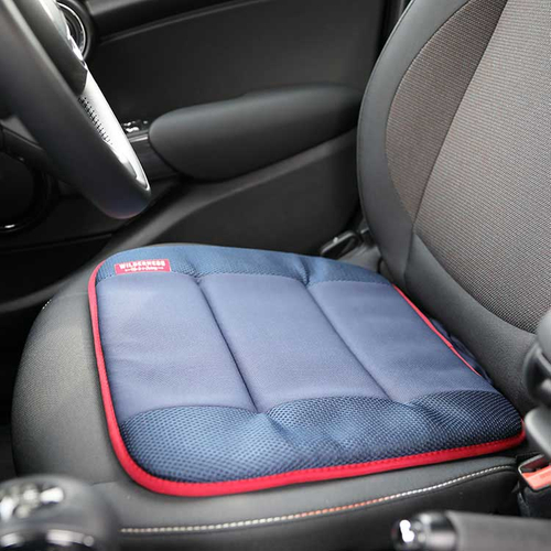 「カー シートクッション」車用のシートクッション。通気性の良い メッシュ素材、消臭効果のある竹炭パック入りで快適にお使いいただけます。
