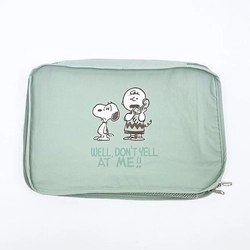目を惹くグリーンカラー。「スヌーピー」の収納ポーチで、旅行も楽々。使い勝手の良いバッグやポーチが盛りだくさん！
