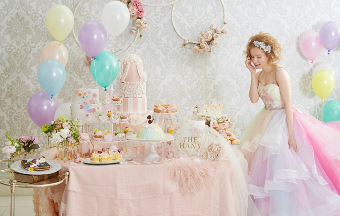 「THE HANY」を代表するレインボーカラーのドレスとスイーツ