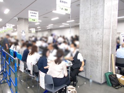 高校ごとの個別相談の様子