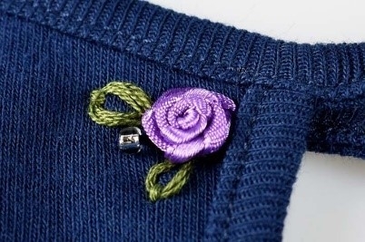 バラの刺繍入りマスク