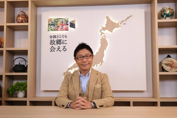 全国の生産者を応援するライブ番組＆オンラインショップ。 メインMCに辻よしなりさんをお迎えして 『お取り寄せで旅気分』がサービスを開始！！