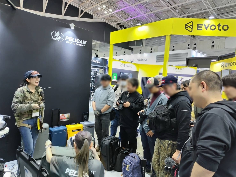 来場者と交流するりりあんぬ葵氏