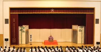 近畿大学附属福岡高等学校 芸術鑑賞会「学校寄席」開催　高校生が落語を鑑賞し、伝統芸能に触れる