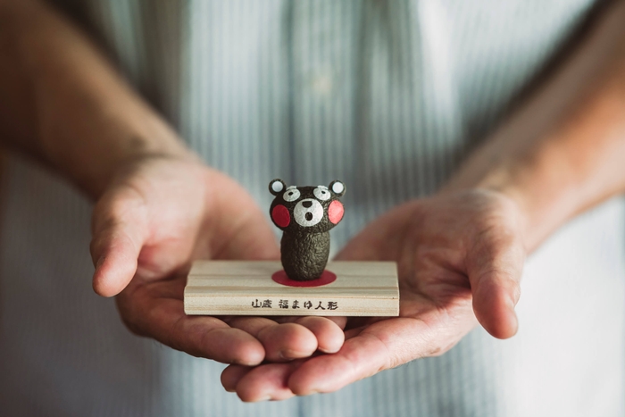 やまがシルクを用いた「くまモン」の繭人形