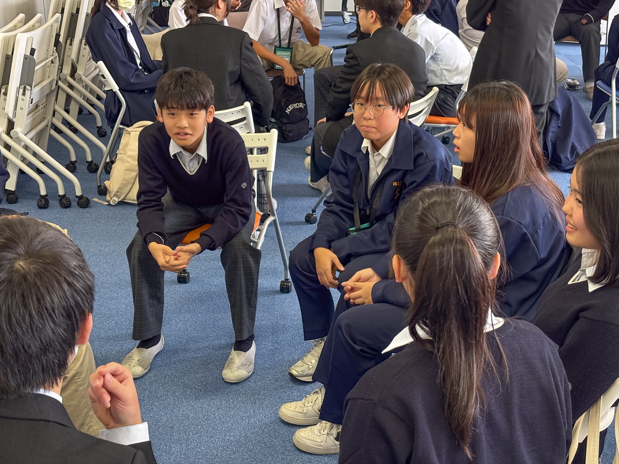 積極的にコミュニケーションをとる生徒たち