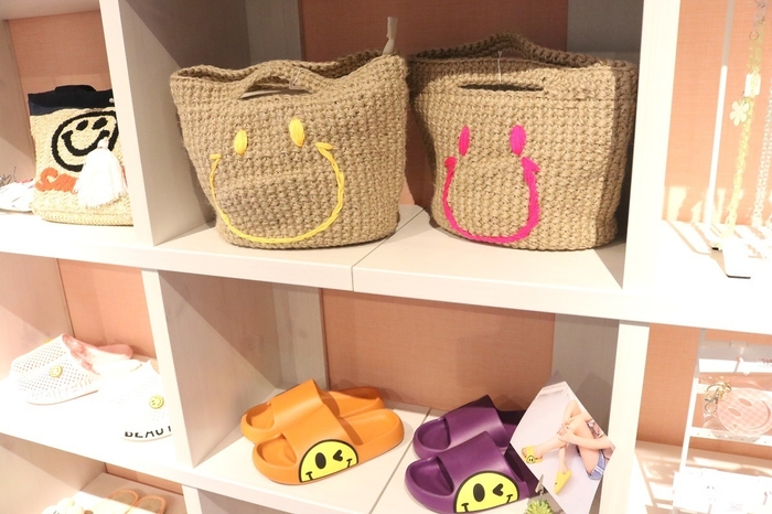 POPO 商品写真 上:にこちゃんバッグ 5,000円(税込) 下:にこちゃんサンダル 2,500円(税込)