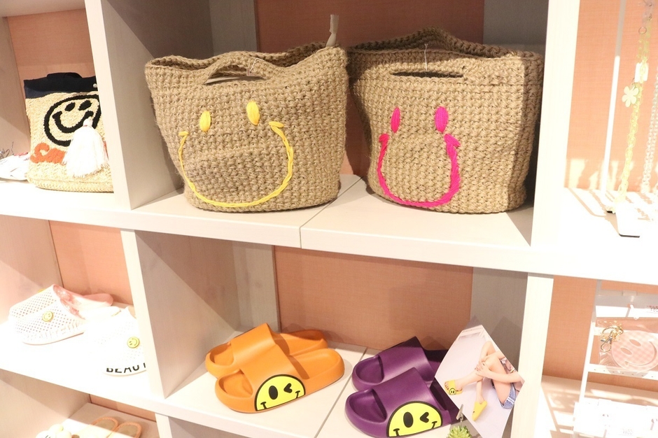 POPO 商品写真　上：にこちゃんバッグ　5,000円(税込)　下：にこちゃんサンダル　2,500円(税込)