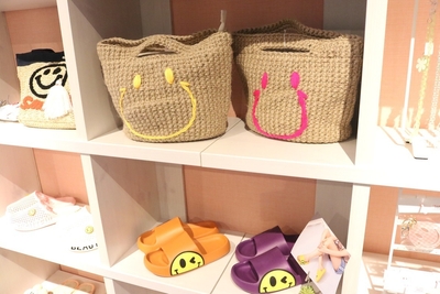 POPO 商品写真　上：にこちゃんバッグ　5,000円(税込)　下：にこちゃんサンダル　2,500円(税込)
