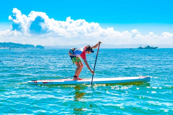 穏やかな波をSUPで漕ぐ