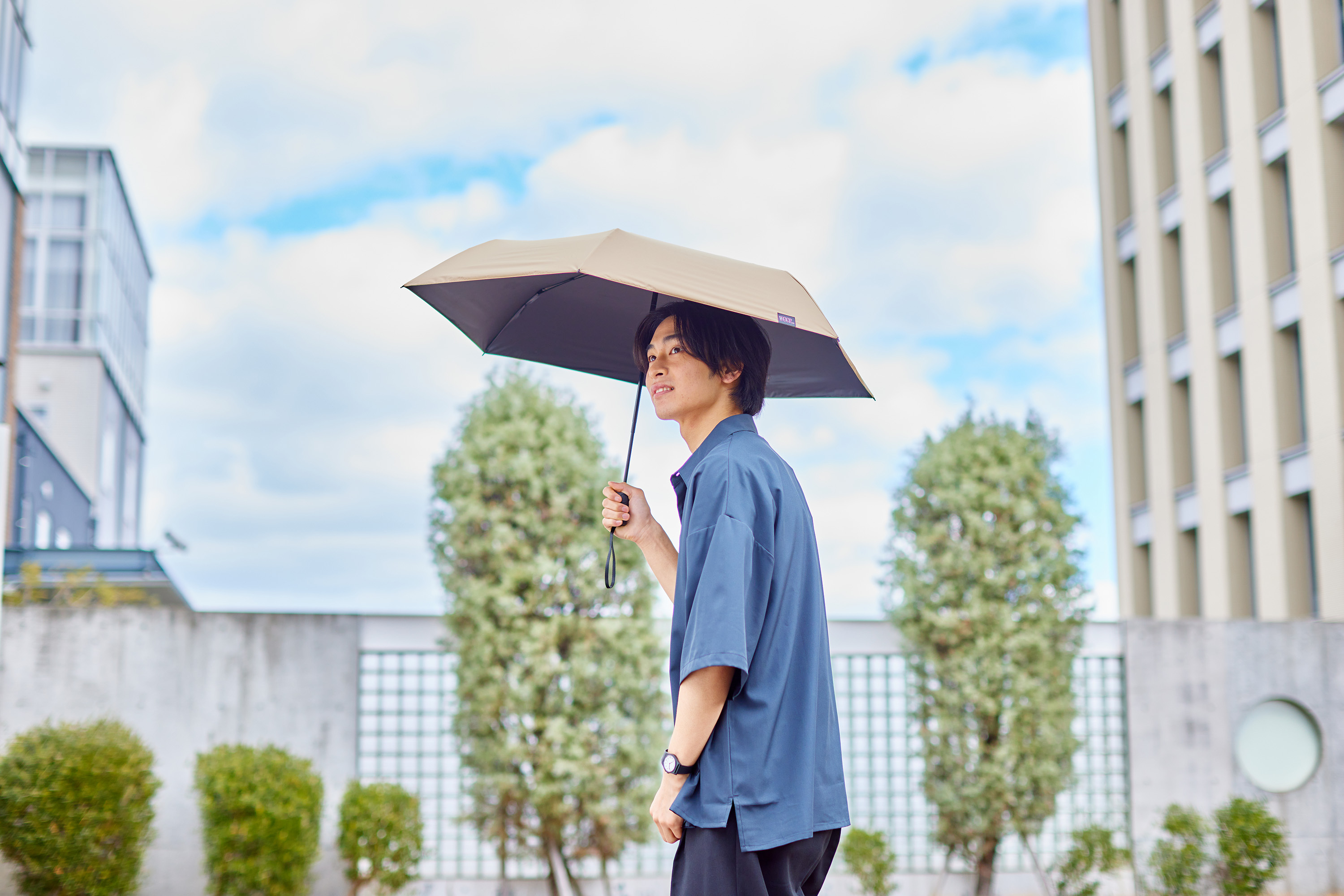weer Lite 自動開閉日傘 使用イメージ(男性)