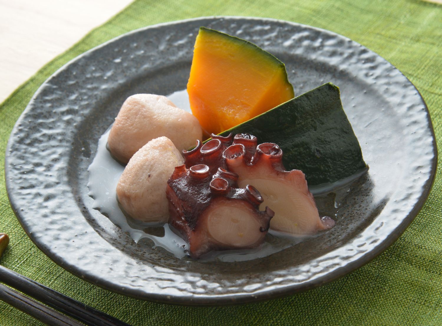 食材使って観光地を応援！　知多半島篠島産たこを使用した湯せんでできる「芋蛸南瓜」を発売