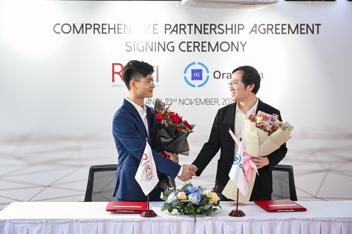 RikkeisoftのCEO Phan The Dung氏とOraichainのCEO Chung Dao氏=提携契約式(3)