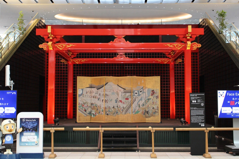 高精細複製品「歌舞伎図屏風」(展示期間:6/27~9/30) 第3ターミナル4階「江戸舞台」