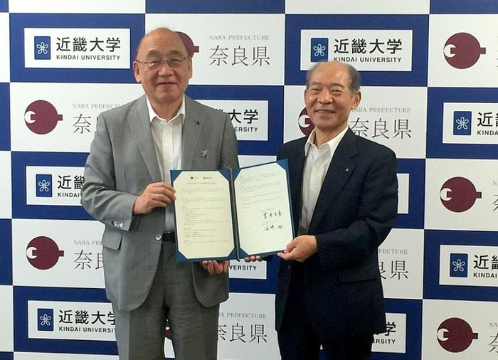 奈良県知事 荒井正吾(左)と近畿大学学長 塩﨑均(右)