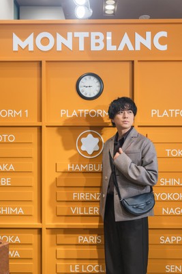 旅にぴったりのクロスボディバッグを身に着けた加藤シゲアキさん