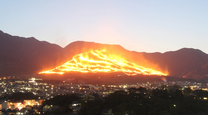 「別府八湯温泉祭り」メインイベントのひとつ、扇山火祭り(イメージ)