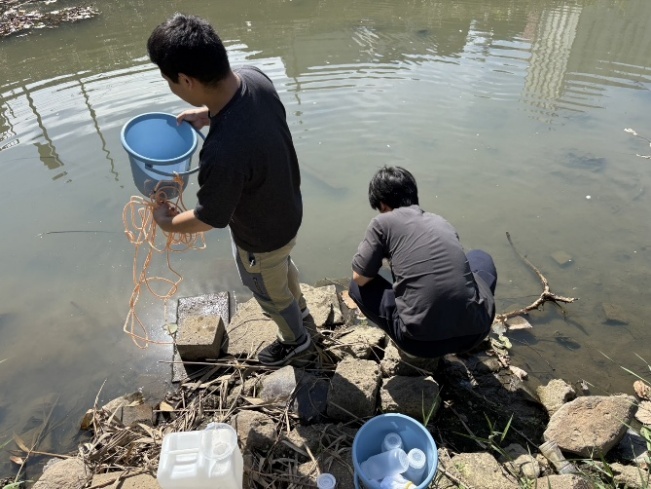 近隣の河川水のサンプリング