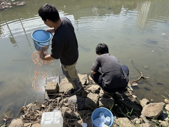 近隣の河川水のサンプリング
