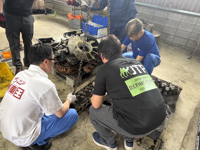 重量・素材調査の様子(1)