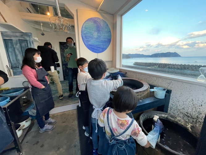徳島で藍染体験をするLCA国際小学校の子どもたち
