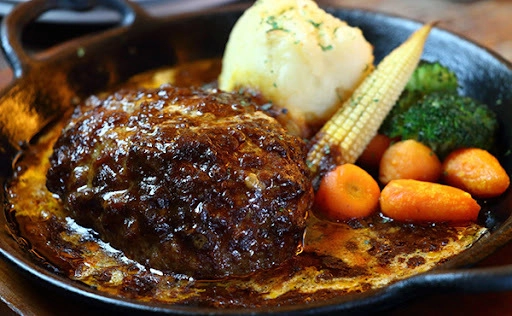 一日のハンバーグの売上がコロナ前の3倍になり、 看板メニュー「自家製てこねハンバーグ」が15万食を達成！ これを記念してビール＆ワインが無料になるキャンペーン実施！