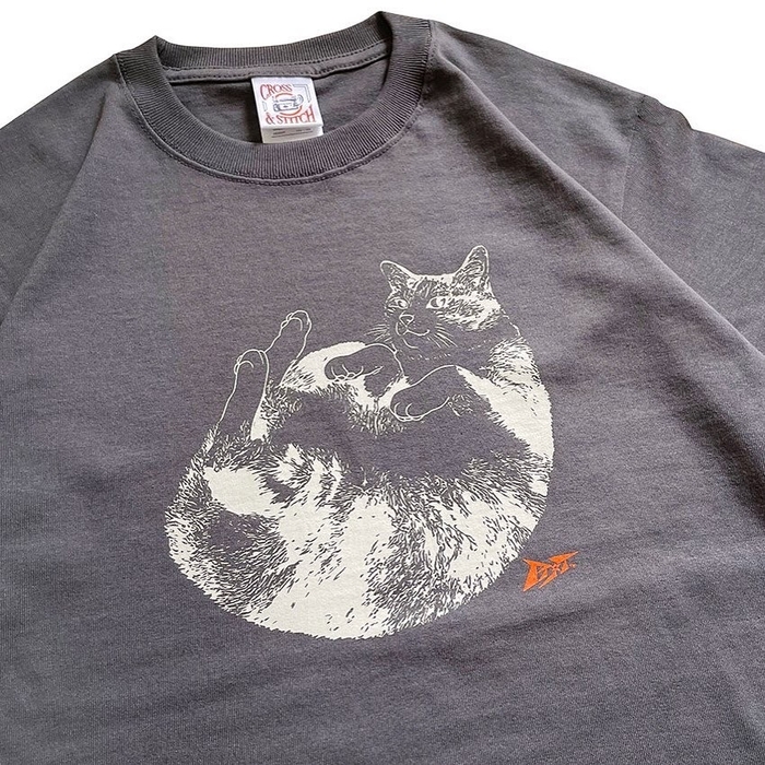 デザイナーによる猫イラストTシャツ