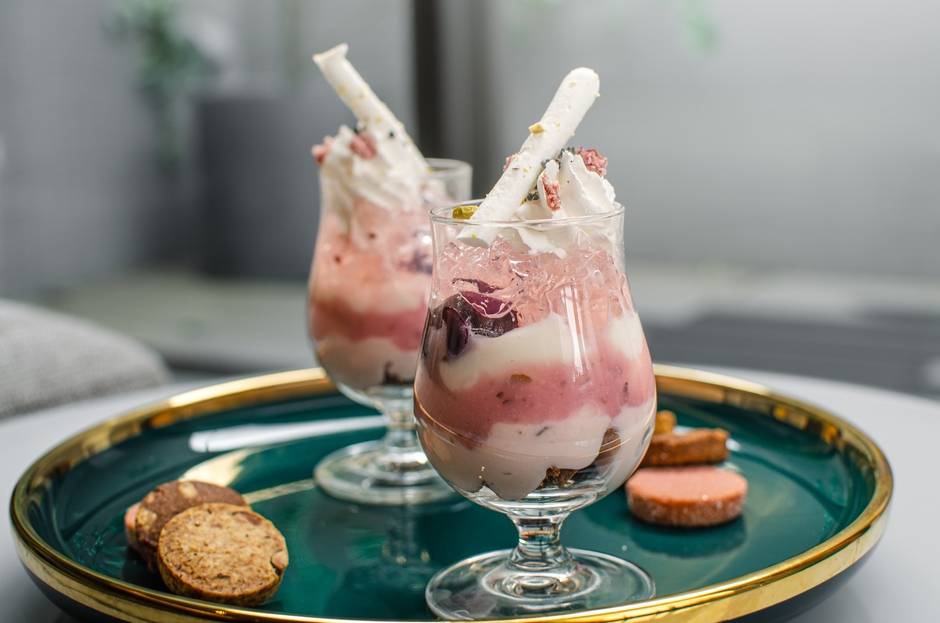 上段:桜香る 苺とベリーの春色ミニパフェ、oNCHOCOクッキー