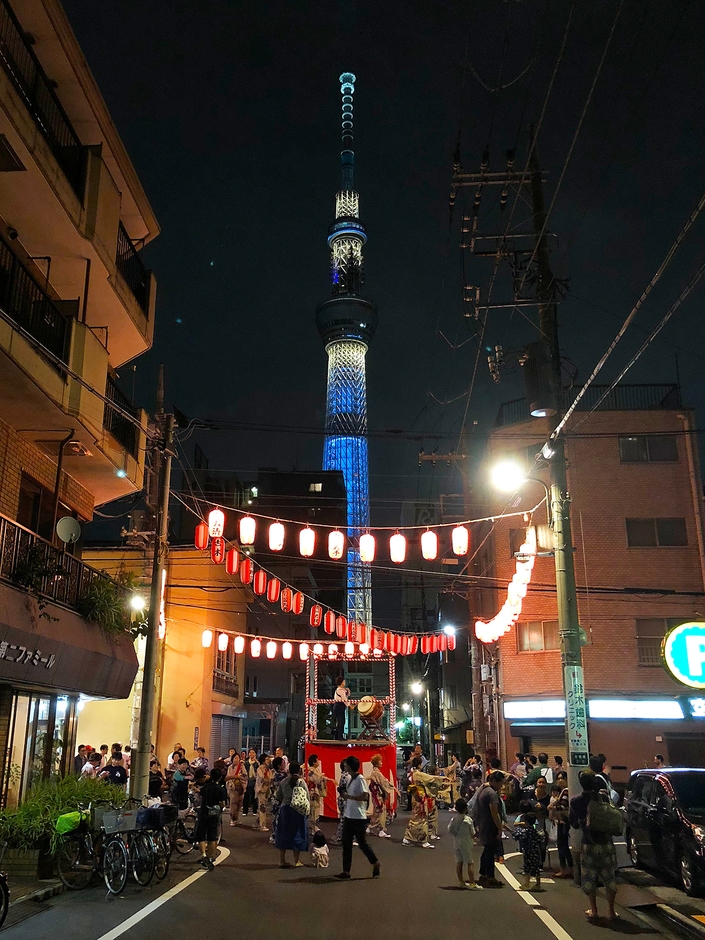 「牛嶋神社祭礼奉納盆踊り」(墨田区) 、近隣の町会で30以上の盆踊りが開催される。東京スカイツリーを見上げる路地裏での光景(吾妻橋二丁目)
