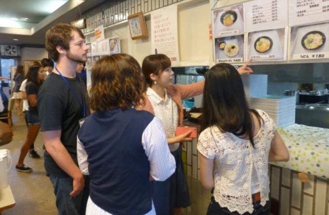 留学生サポーターの活動の様子（食堂案内）