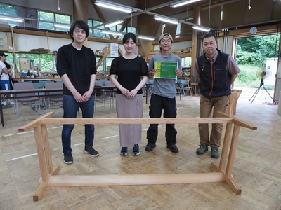 足で触れる脚