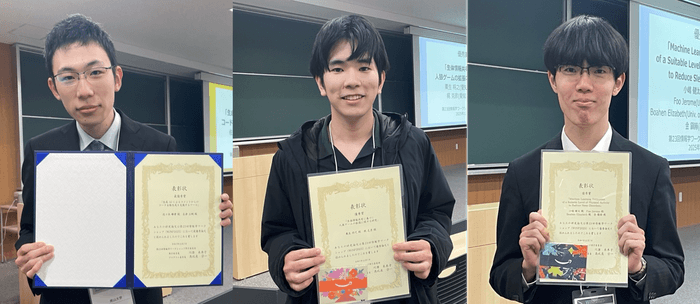 左から、最優秀賞の佐々木瞭磨さん(南山大学) 、優秀賞の粟生将之さん(愛知工業大学)、優秀賞の小嶋健汰さん(静岡大学)