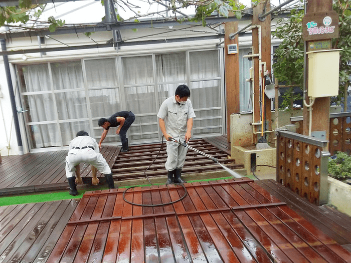 ウッドデッキ洗浄作業