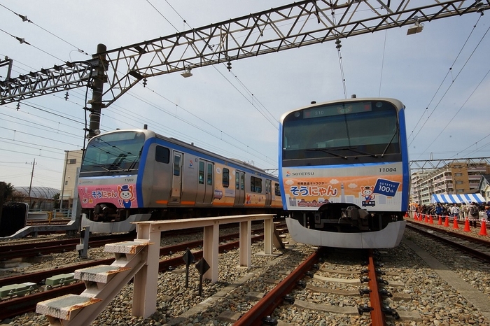 三代目(左)「そうにゃんの休日」をテーマに、そうにゃんが各所にでかけている風景をラッピング/四代目(右)「相鉄グループ100周年」をテーマに、創業から現在までの相鉄の歴史と時代背景をラッピング