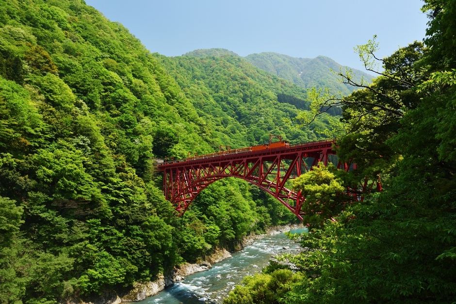 新山彦橋を渡るトロッコ電車