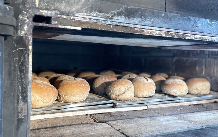 香ばしい香りとモチモチの食感が自慢の石窯パンは、リピーター続出の大人気商品。(カンパーニュ 1,050円~)